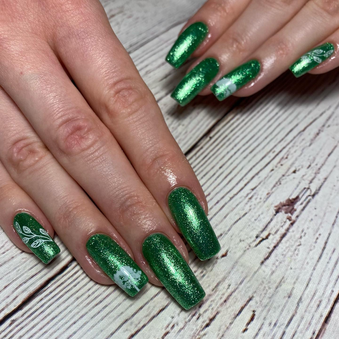 Aquí tienes una gran idea para fiestas.  Puedes brillar la noche con tus uñas brillantes de color verde oscuro.