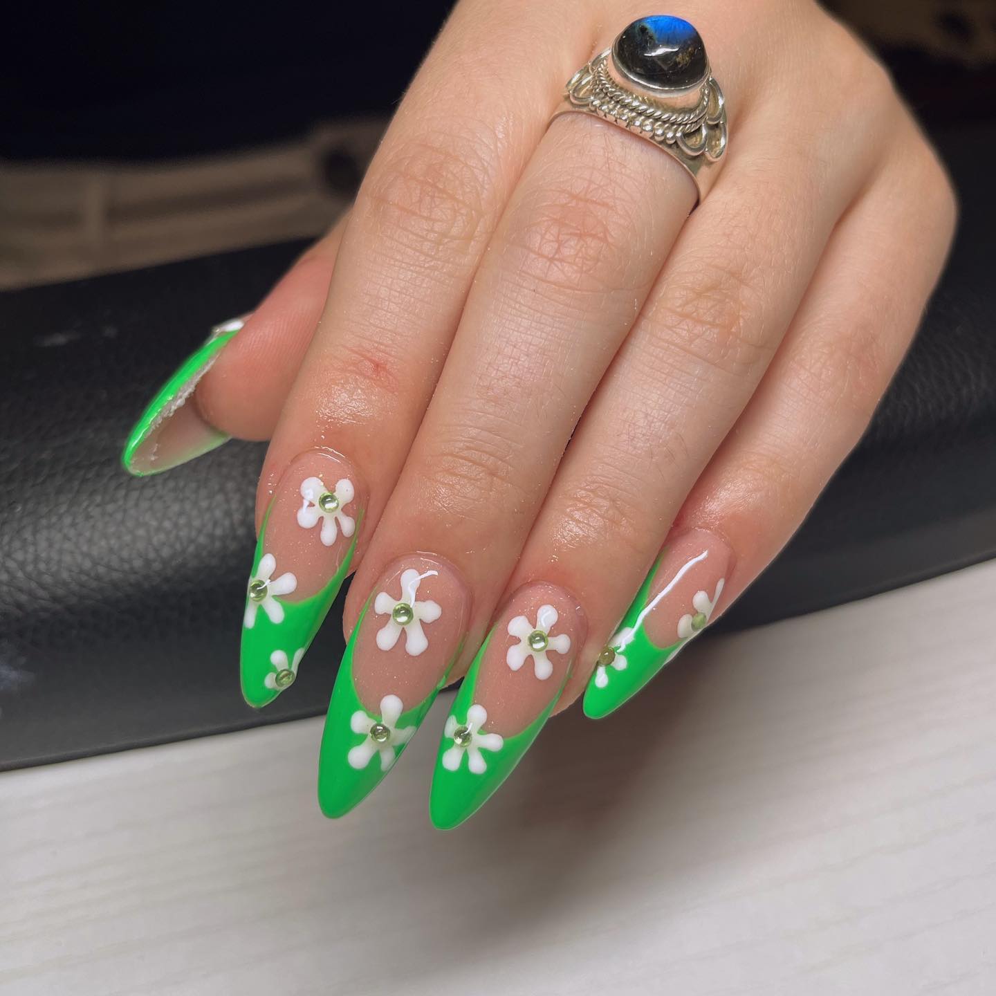 Las uñas largas con tacón de aguja se ven increíbles, pero si usas una manicura francesa verde con algunas flores blancas, seguramente traerás un ambiente veraniego.