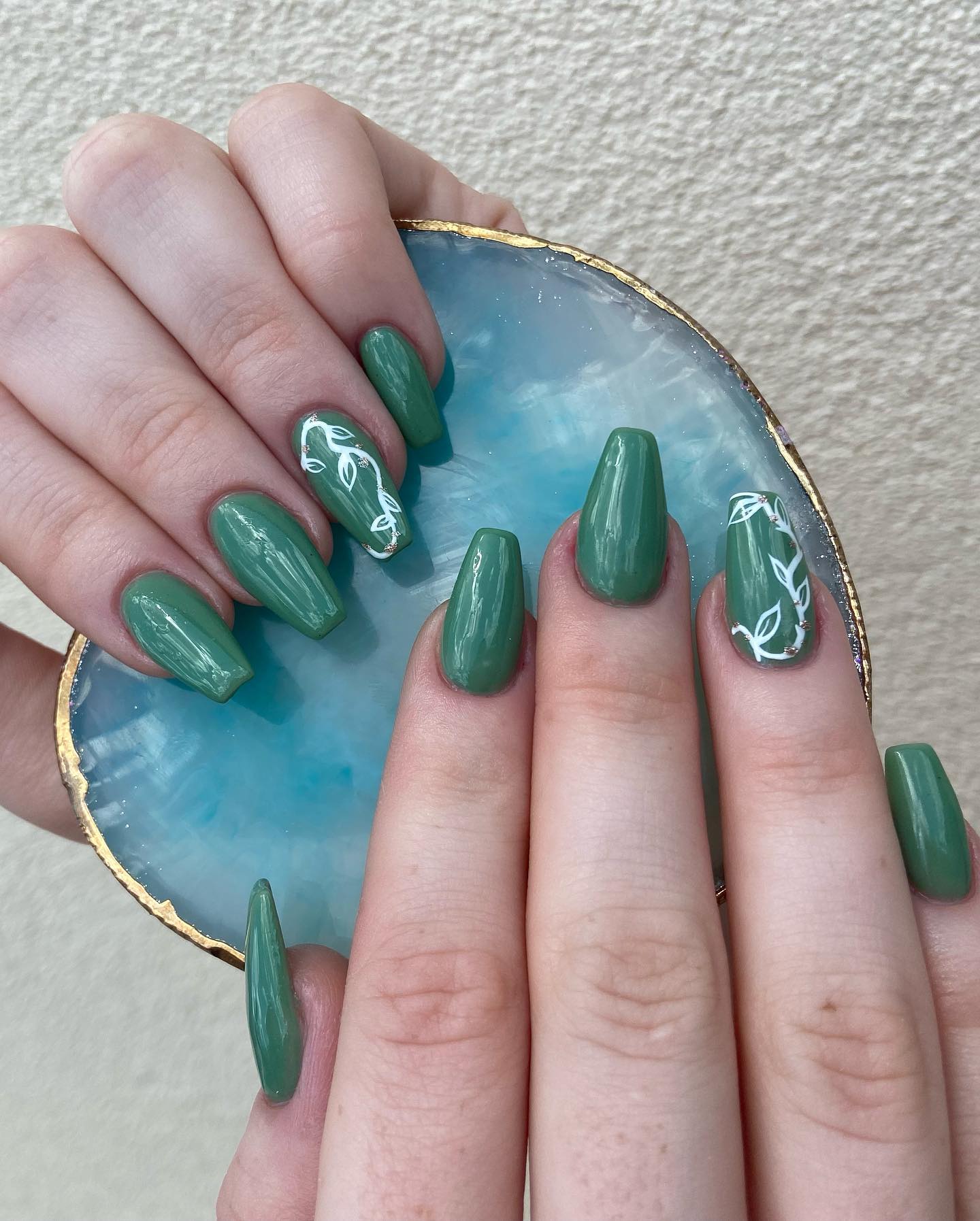 Los tonos verde oscuro son la elección perfecta para el invierno.  Este tono de verde también parece un poco pastel.  Definitivamente deberías probar esto en los fríos días de invierno.