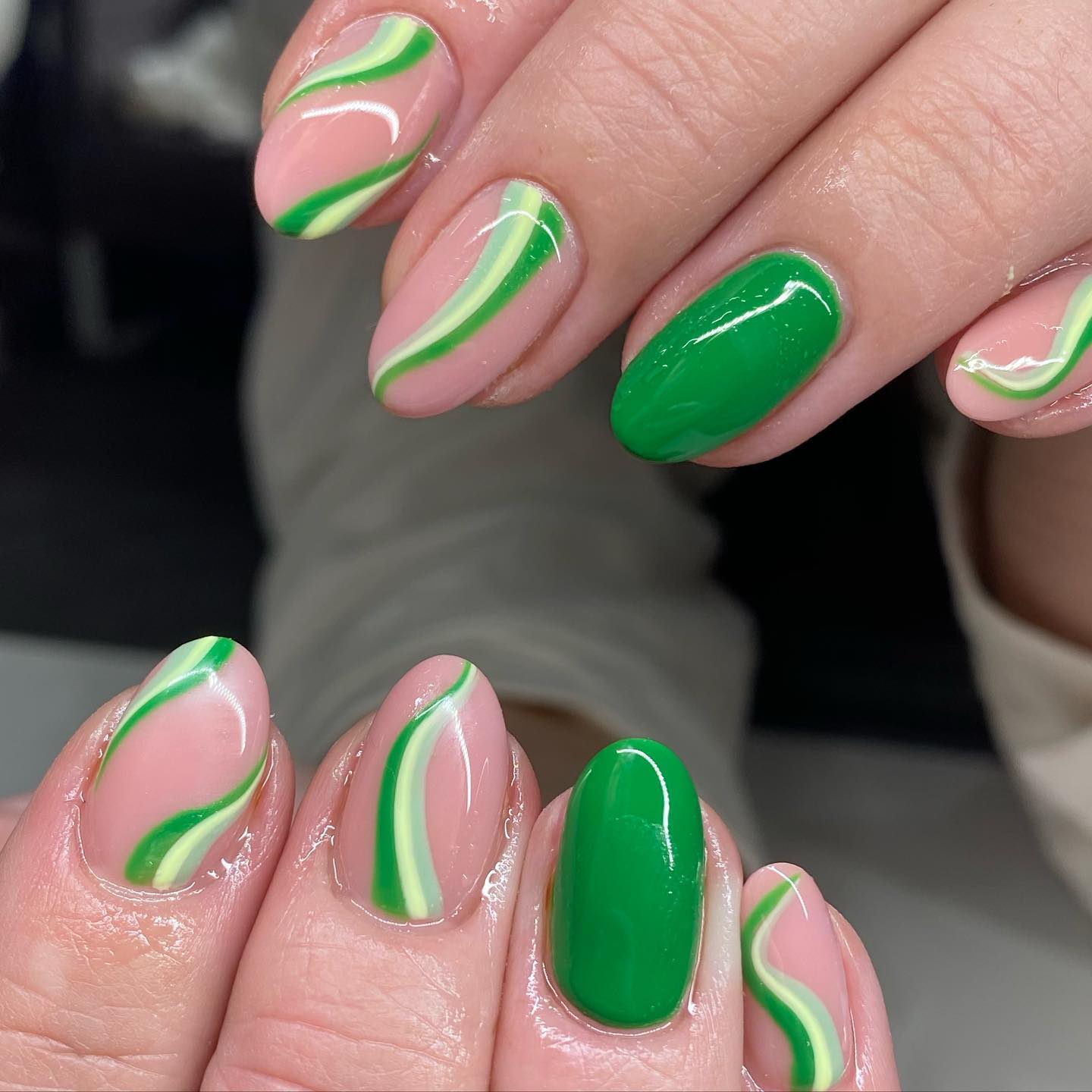 Para aquellos a quienes les gusta el arte de las uñas más que las uñas clásicas y simples, aquí tienen un excelente look.  Puedes usar diferentes tonos de verde encima de tus uñas nude.