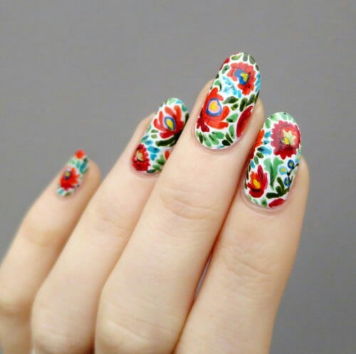 Uñas con flores de colores vivos ;20 Ideas para darle a tus uñas un estilo mexicano y lleno de color