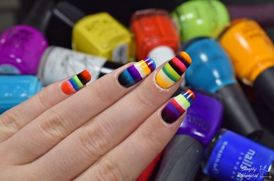 Uñas con líneas de colores fluorescentes ;20 Ideas para darle a tus uñas un estilo mexicano y lleno de color