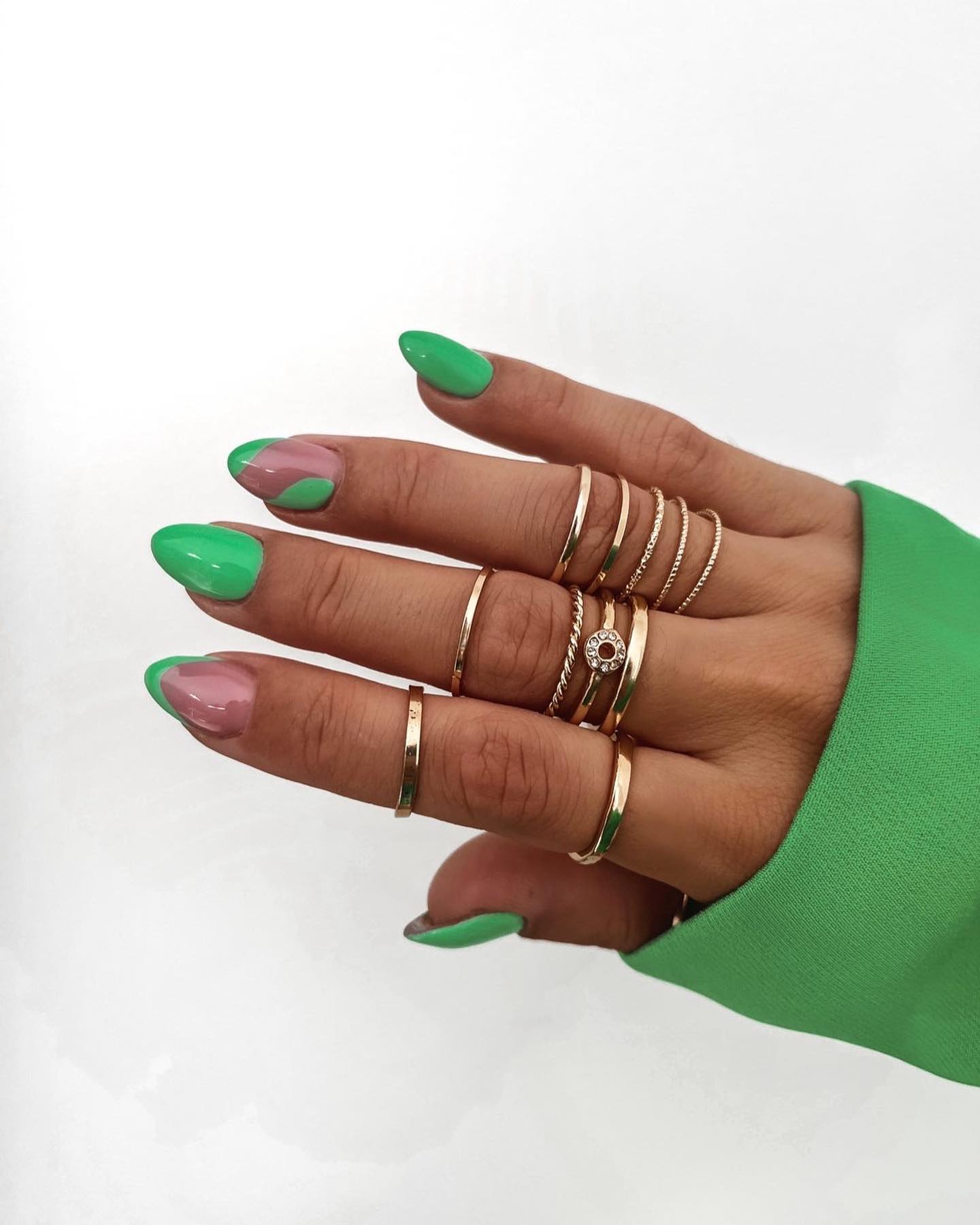 Es muy fácil conseguir este look elegante con tus uñas verde almendra.  ¿Quieres probar este arte de uñas verde para rockear?