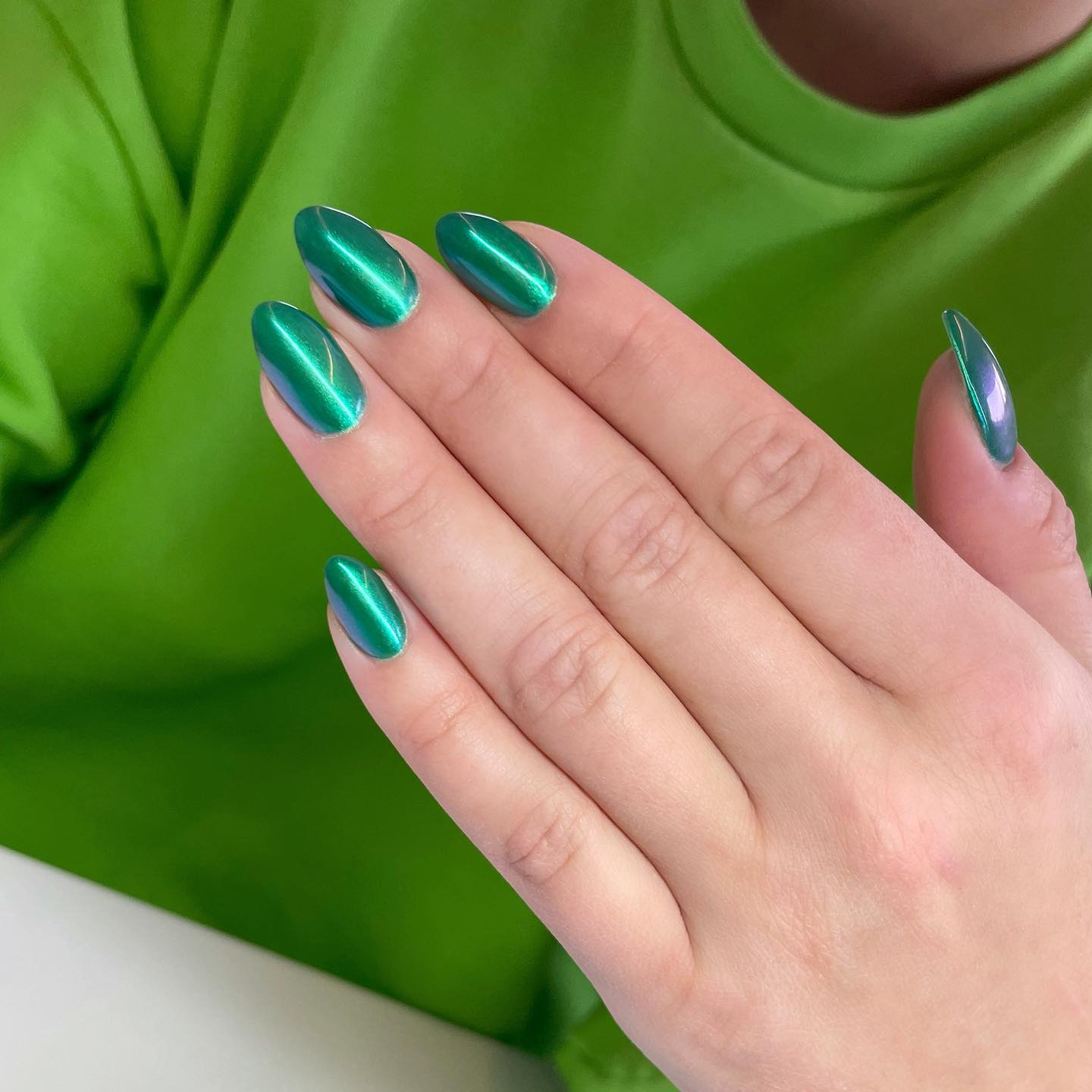 Si quieres brillar todo el tiempo, estas uñas cromadas verdes están aquí para ti.  ¿No es precioso?