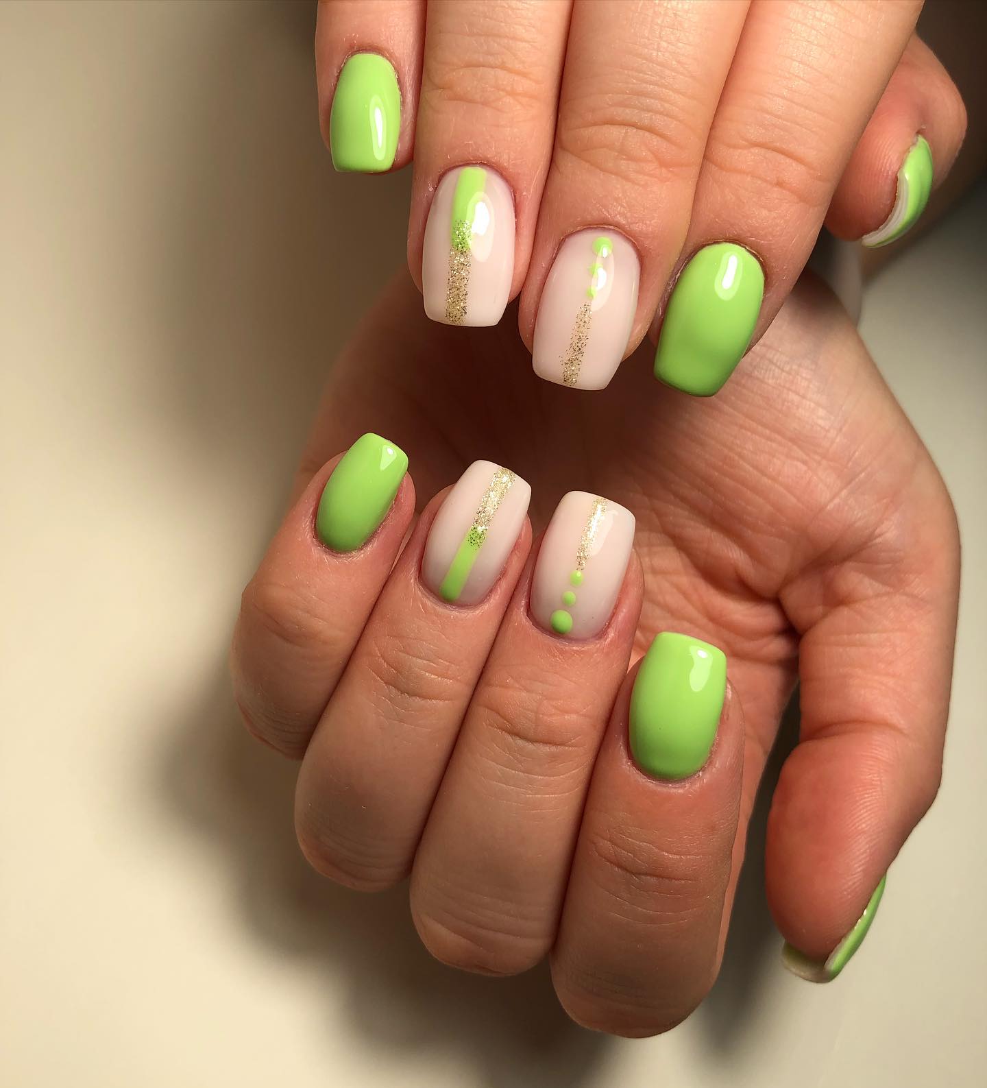 ¡El verde lima claro con algunos diseños de uñas en la base transparente están listos para crear tu estilo de uñas!