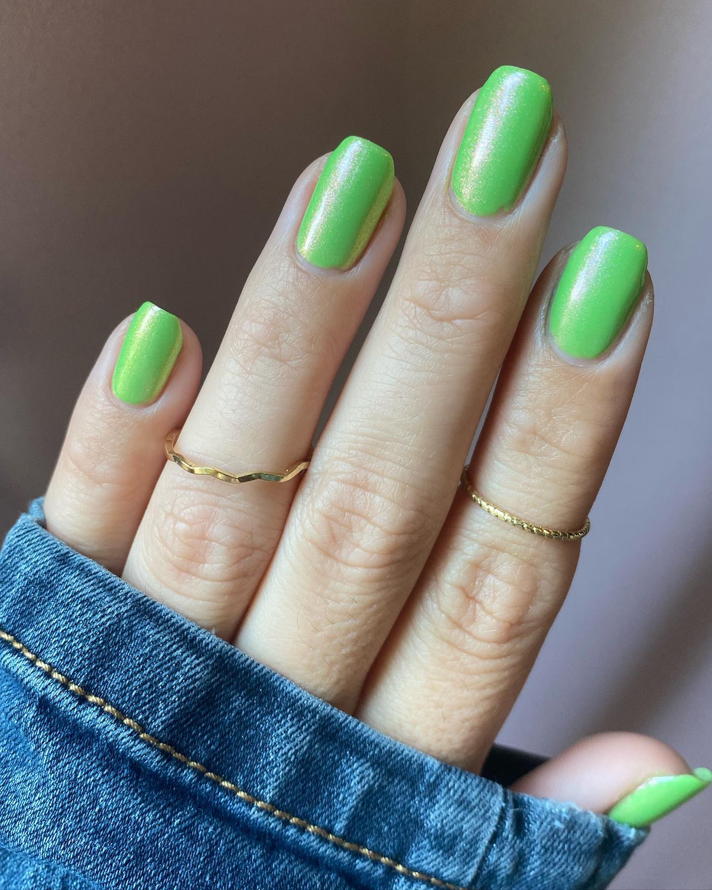 Sencillo y sencillo... Con estas uñas de color verde claro y brillante, serás una clásica chic.