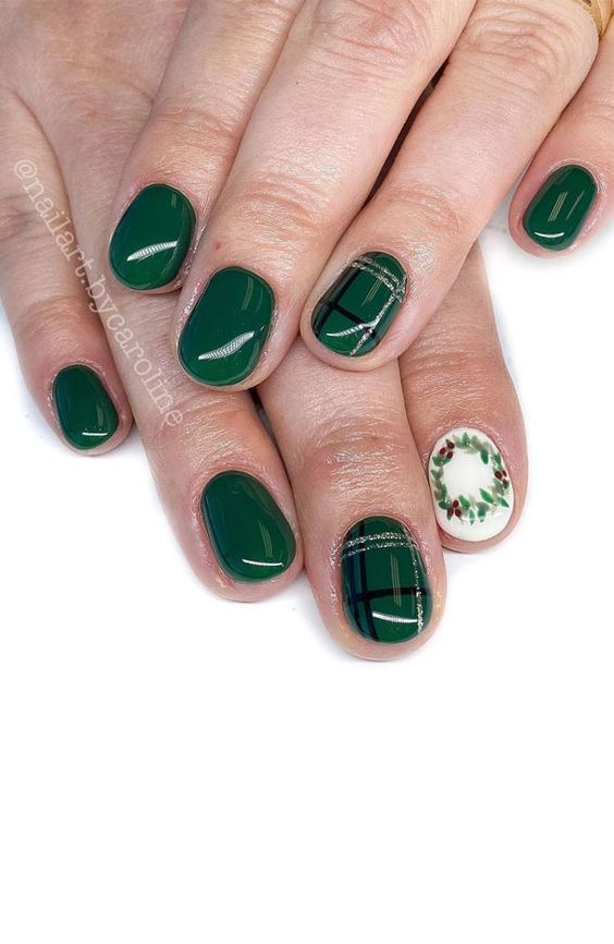 17 impresionantes ideas de uñas navideñas verdes para 2023