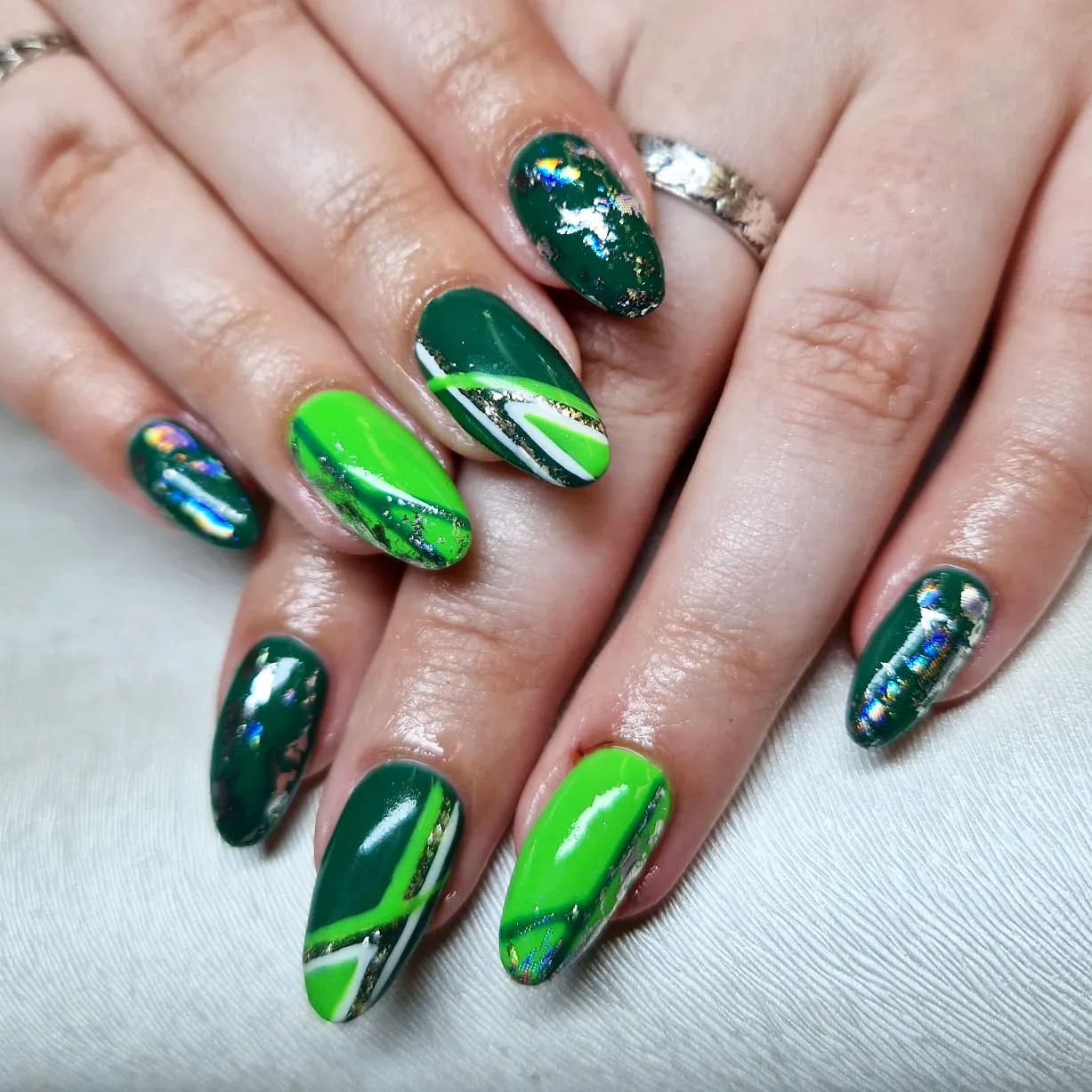 ¡Aquellos a quienes les gustan los diseños de uñas detallados definitivamente deberían probar esto!  Todo lo que necesitas es un esmalte de uñas de color verde oscuro y claro y una brillantina.