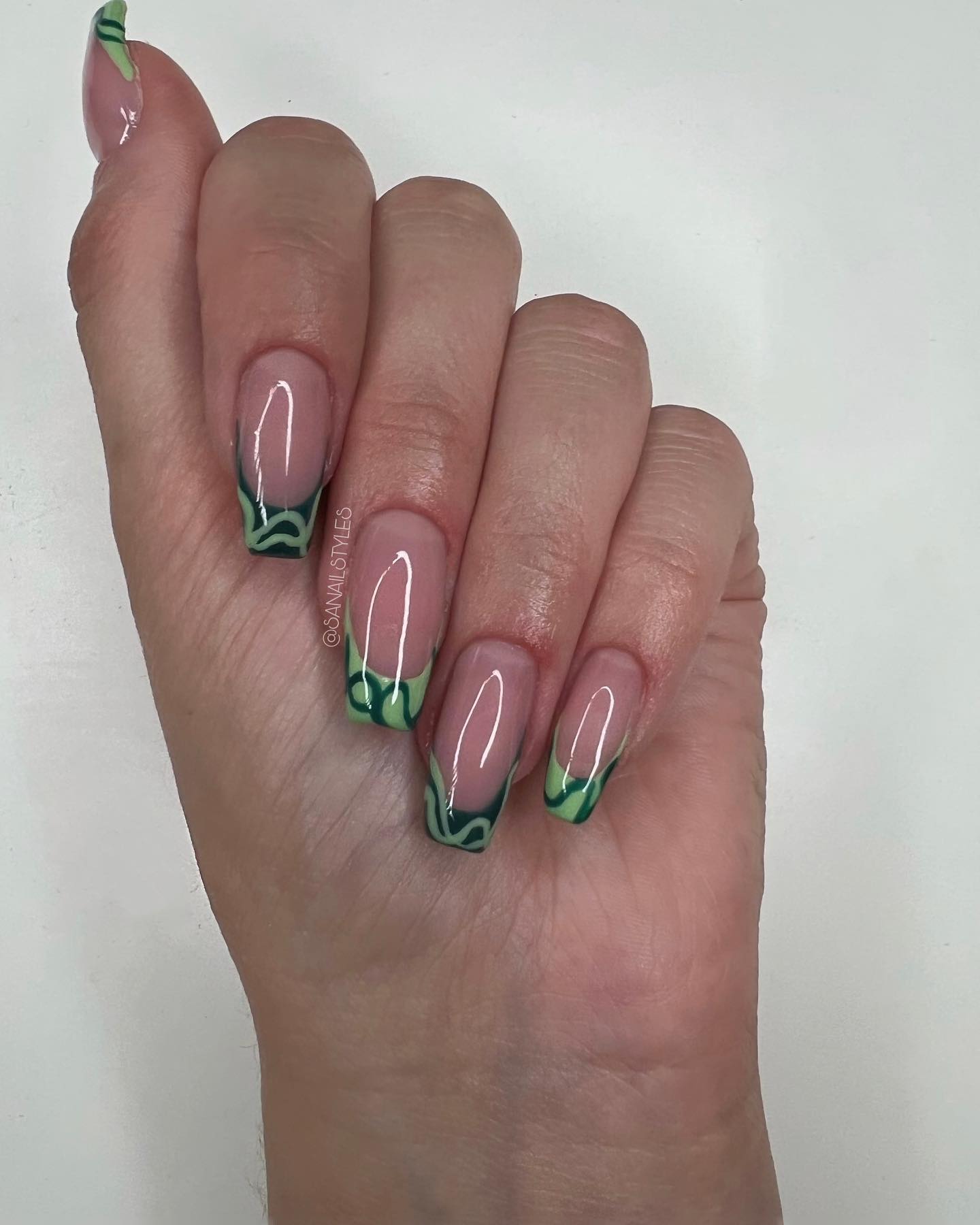 Aquí tienes otra idea para la manicura francesa verde.  La belleza de mezclar colores verde oscuro y claro es simplemente asombrosa.