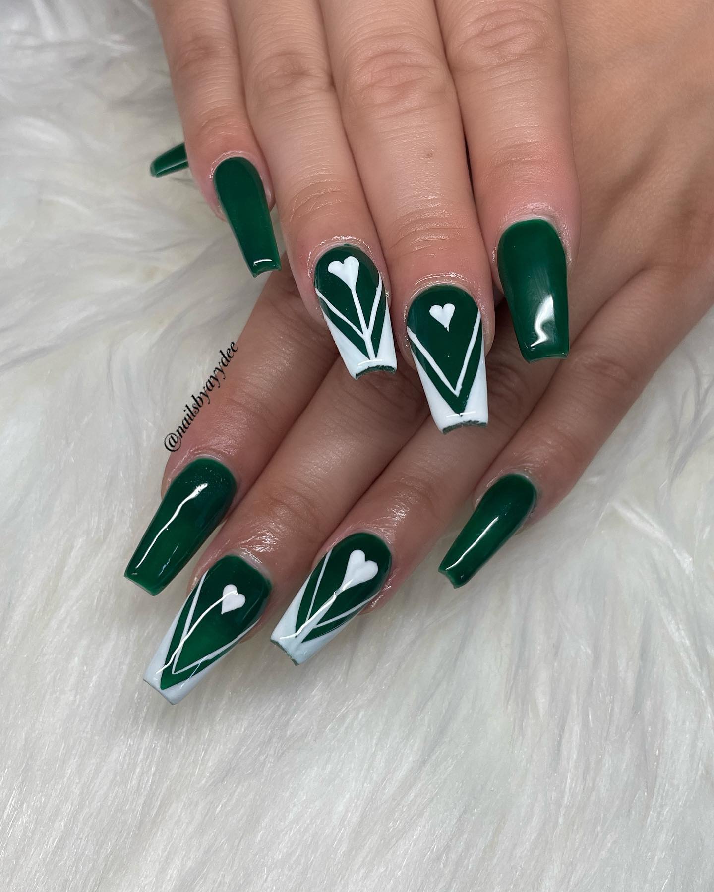 ¿No es el verde oscuro un color elegante?  Con este color elegante, puedes hacer que tus uñas luzcan más increíbles usando arte de uñas blanco.