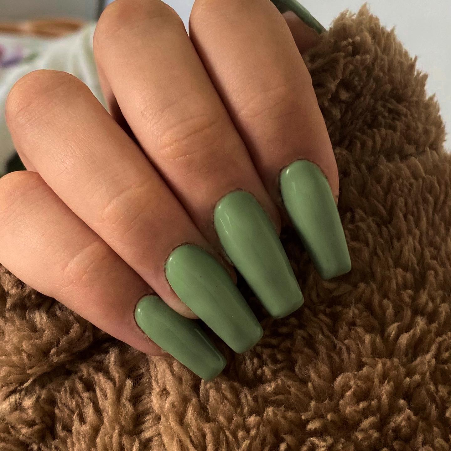 Este tono de verde se parece más a un verde militar.  Se puede lograr un aspecto elegante y elegante con estas uñas en colores pastel.