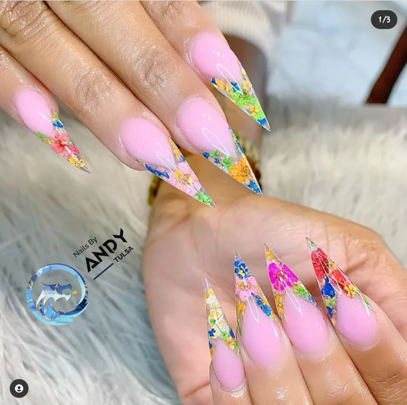 Las uñas florales rosas más calientes