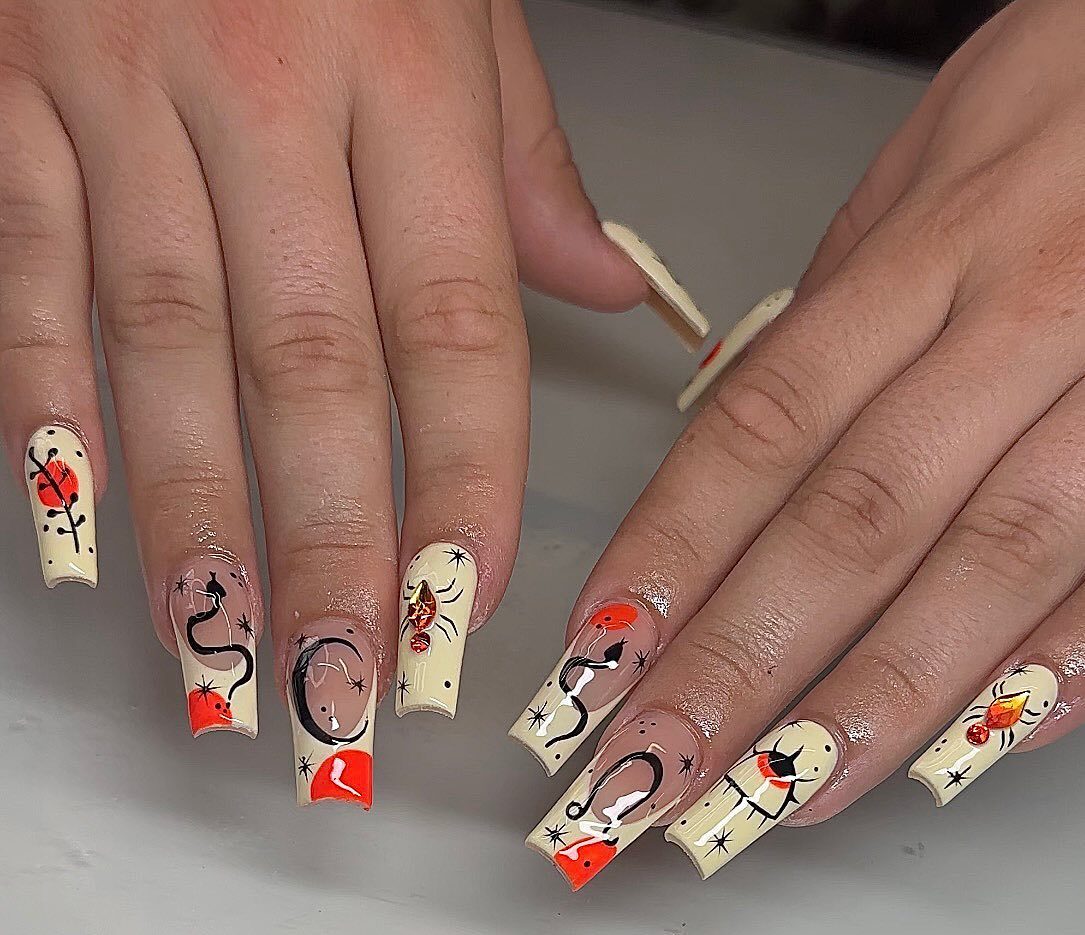 Esmalte de uñas de color crema, puntas francesas y decoración de uñas abstracta en uñas acrílicas cuadradas, largas y cónicas