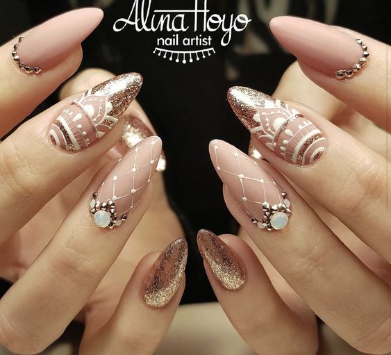 Esmalte de uñas nude con acabado mate con arte de uñas abstracto en blanco y oro rosa brillante en uñas largas color almendra