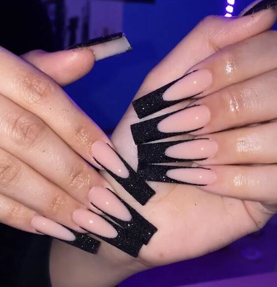 Uñas acrílicas largas y cuadradas con diseño de uñas con puntas francesas en negro brillante