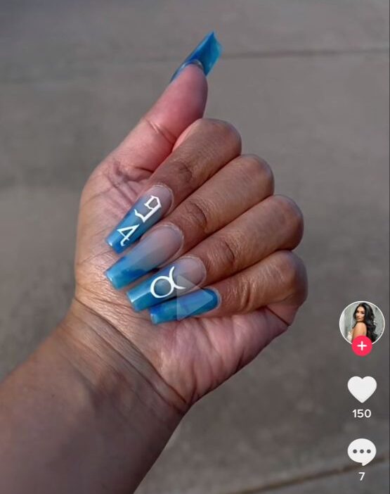 Vibrante efecto sombrío azul con arte de uñas del signo de Tauro en uñas acrílicas largas y cónicas de forma cuadrada