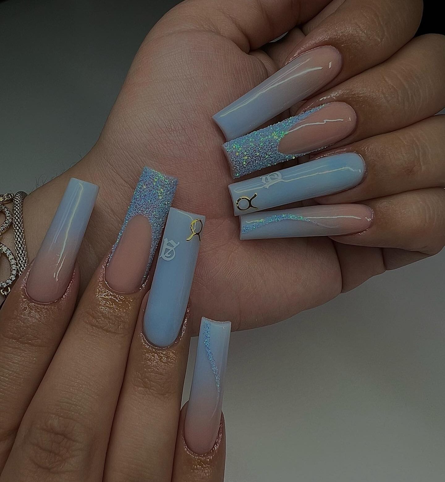 Ombre azul claro, puntas francesas brillantes y diseños de uñas con el signo de Tauro en uñas acrílicas de forma cuadrada súper largas