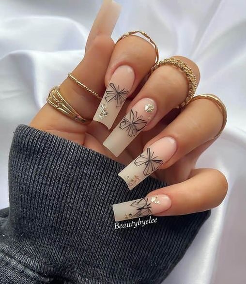 Uñas acrílicas largas y cuadradas con diseño de uñas abstractas de mariposa.