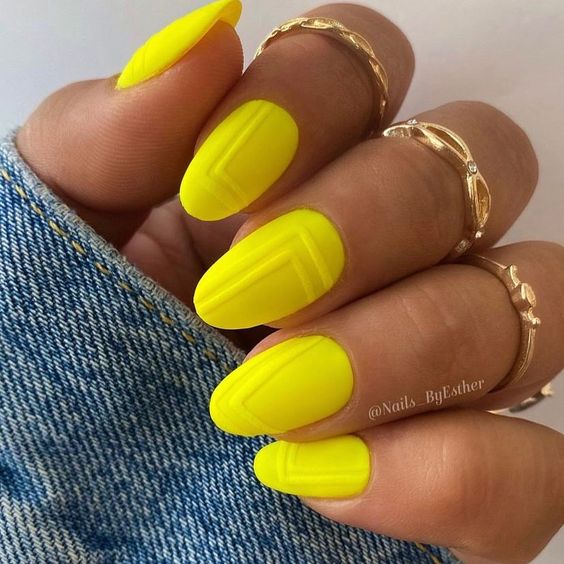 15 diseños de uñas de color amarillo vibrante para el invierno 2023-2024