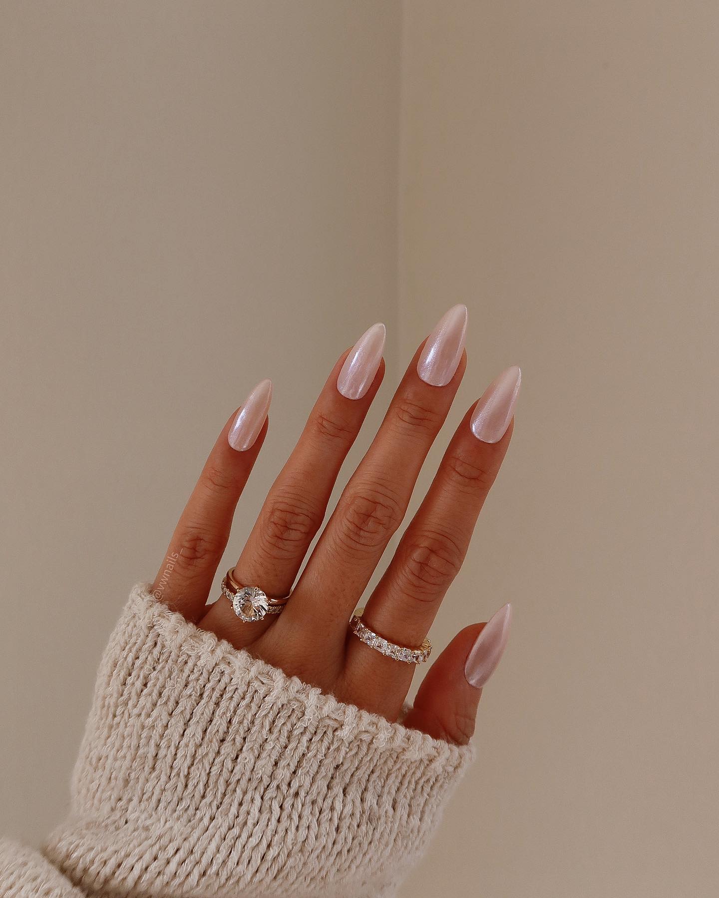 Solo mire esta impresionante combinación de esmalte de uñas y anillos. Un look sencillo pero súper chic es fácil de lograr así.