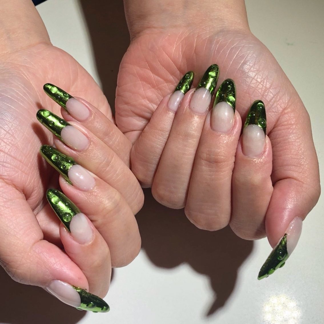 Puedes usar esmeraldas en tus uñas con esta gran mani. Las puntas de uñas esmeralda llevarán tu manicura a un nuevo nivel.