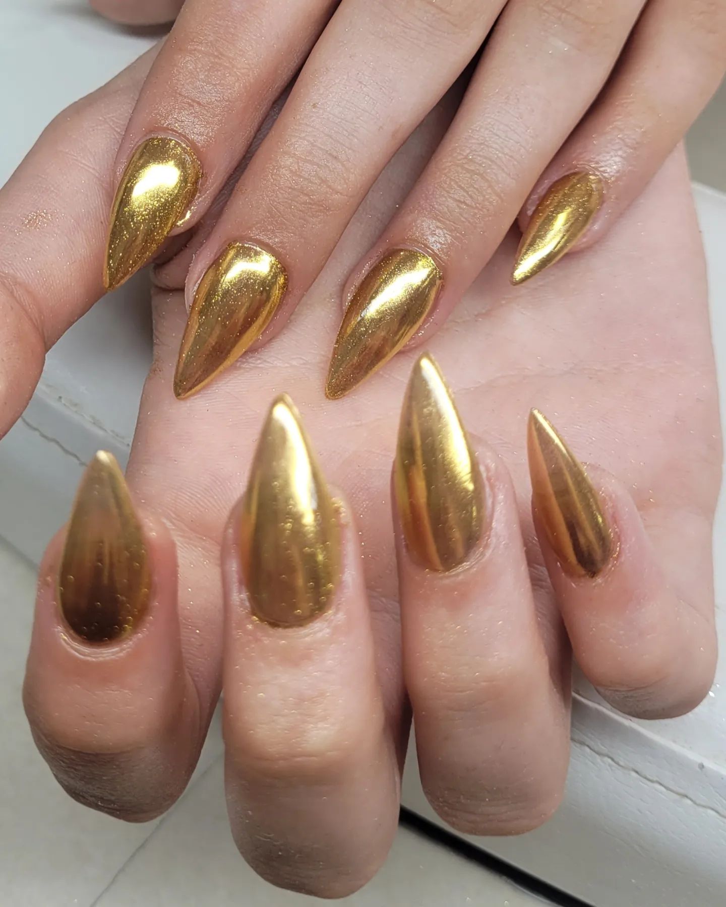 El oro proporciona una apariencia rica, ¿no es así? Si estás de acuerdo con eso, aplica este esmalte de uñas cromado dorado para tu próxima manicura.