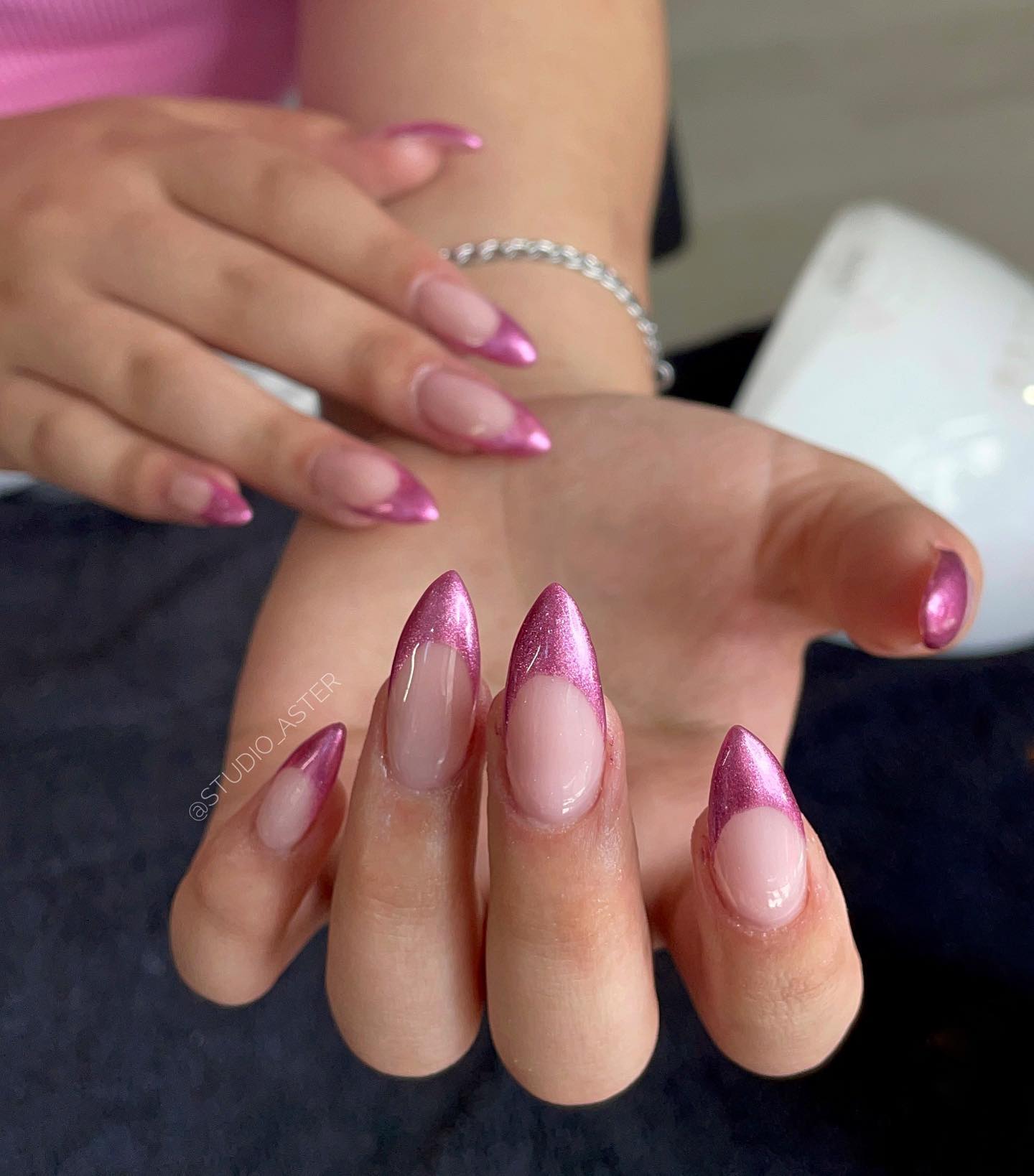 Como clásico, ¡la manicura francesa siempre está lista para dejar tus uñas hermosas! Por lo tanto, también puedes conseguir este magnífico aspecto con puntas cromadas de color rosa.