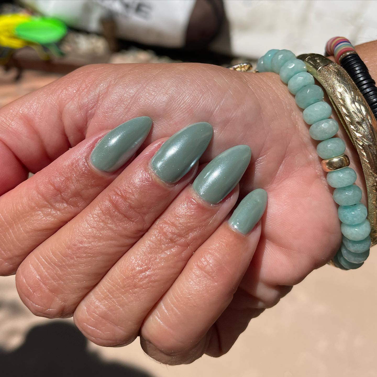 El cromo verde salvia es un bonito look veraniego. Si quieres combinar tus uñas con tu pulsera, la de arriba es una gran idea.