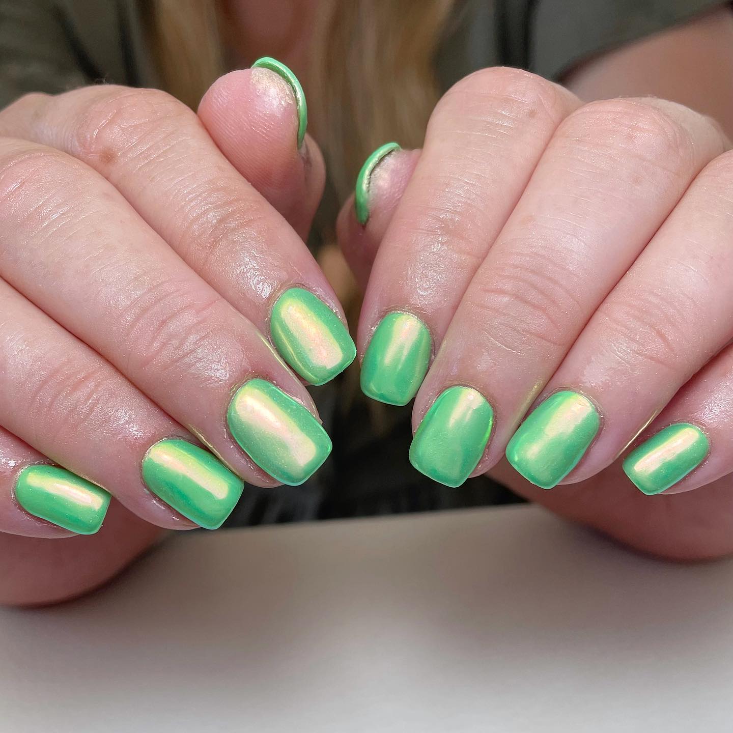 Todos los tonos de verde son perfectos, pero el verde claro es siempre el favorito. Para las uñas cortas, el esmalte cromado de color verde claro es una buena idea.
