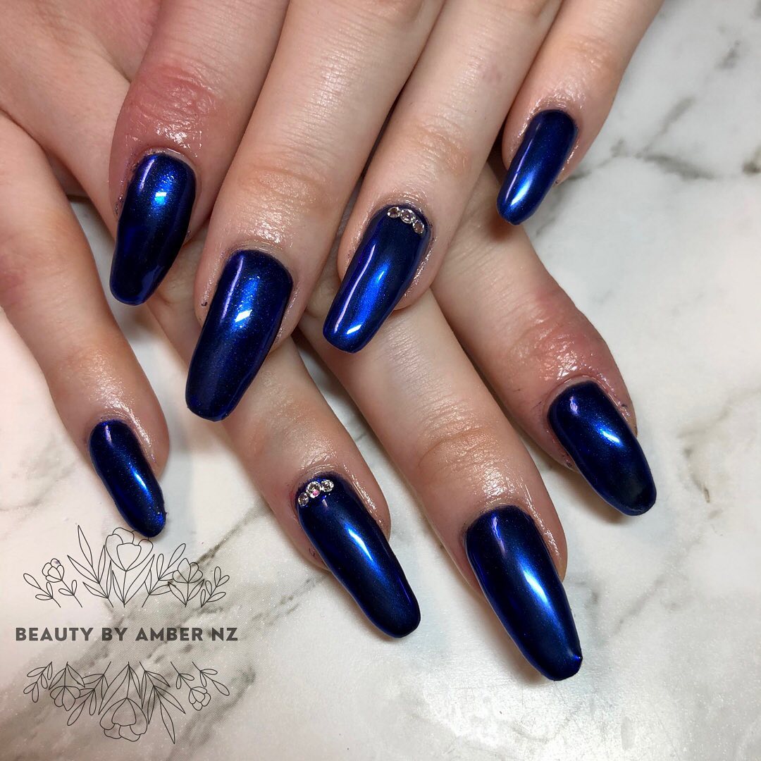 El azul oscuro representa autoridad y poder. ¿Estás lista para lucir estas hermosas y poderosas uñas cromadas de color azul oscuro?