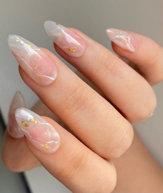 Uñas claras de almendra con escamas doradas