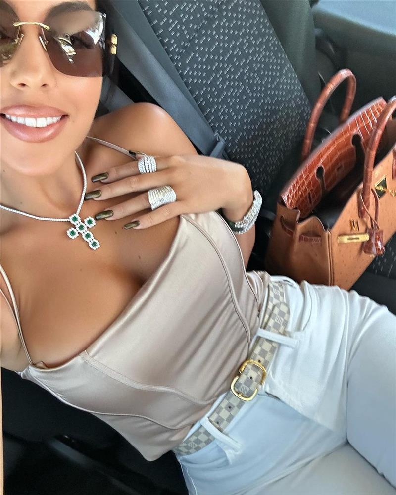 Ronaldo's girlfriend constantly shows off: Is that a sign of inferiority?-2