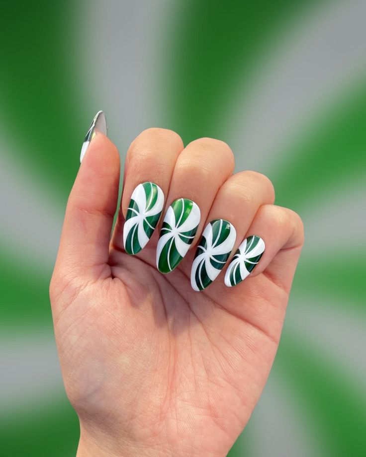 17 impresionantes ideas de uñas navideñas verdes para 2023