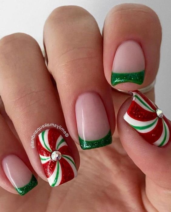 19 ideas festivas de uñas navideñas francesas para 2023