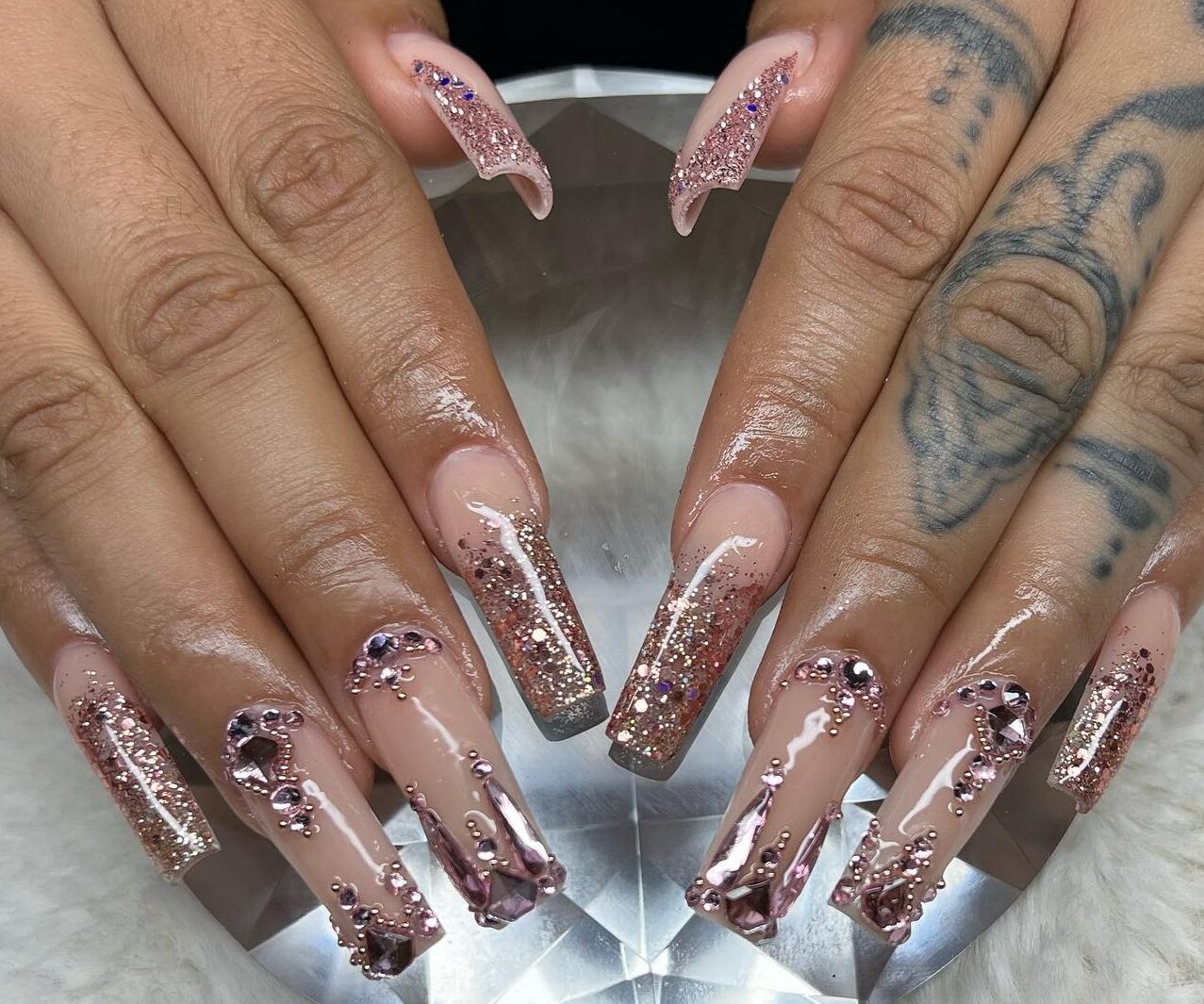 Uñas acrílicas largas y cuadradas con brillantes brillos, pedrería y gemas de oro rosa