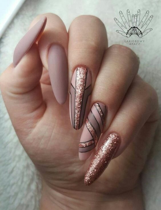 Esmalte de uñas rosa malva en acabado mate con brillos oro rosa y patrón geométrico en uñas largas color almendra