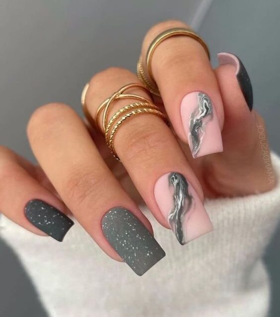 Esmalte de uñas gris mate con decoración de uñas de mármol gris en uñas cuadradas medianas