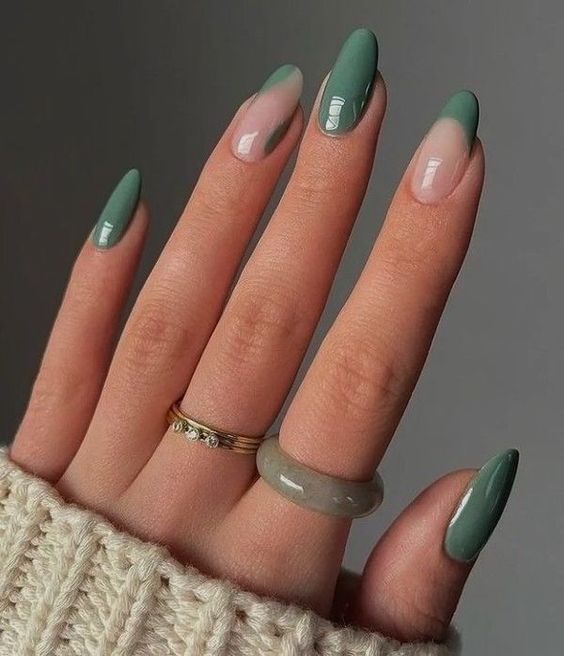 Esmalte de uñas verde con acabado brillante y puntas francesas en uñas largas y redondas.