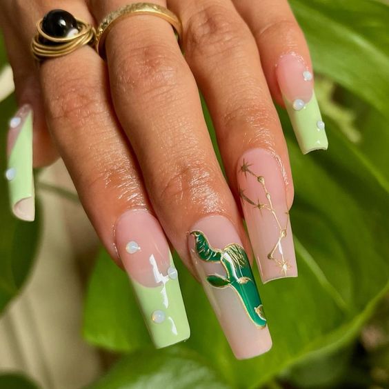 Puntas francesas de color verde claro y arte de uñas con la constelación de Tauro en uñas acrílicas cuadradas largas y cónicas