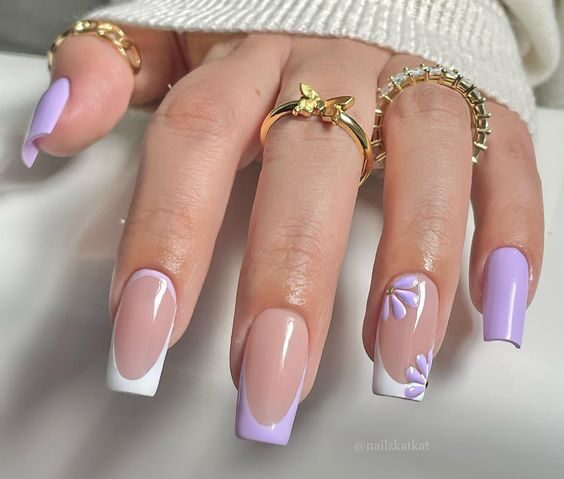 Puntas francesas lavanda y blanca con flores de lavanda en uñas cuadradas medianas