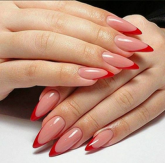 Seductoras puntas francesas rojas en largas uñas acrílicas en forma de aguja