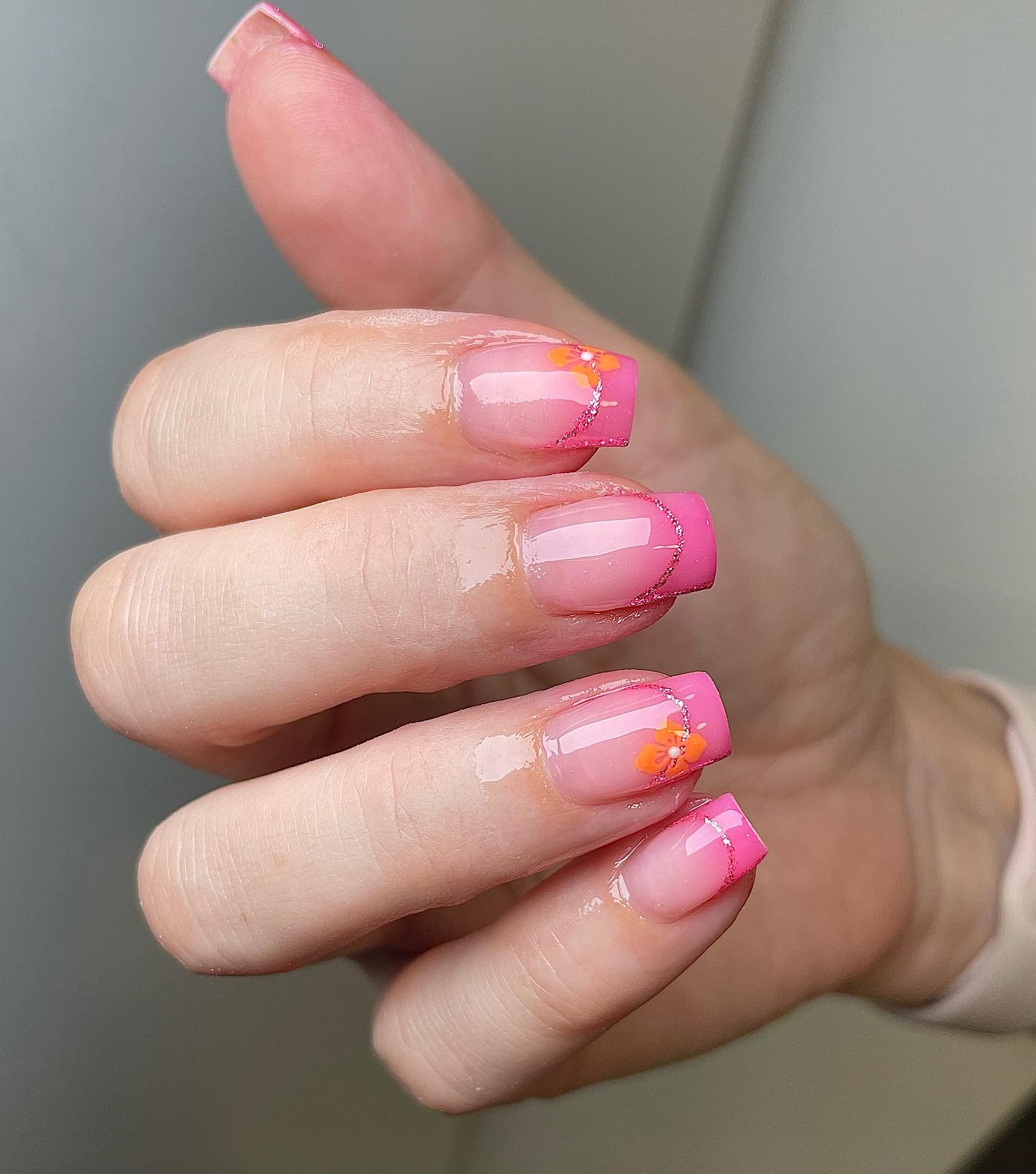 Puntas francesas de color rosa ombre con diseño de uñas floral naranja en uñas cuadradas medianas