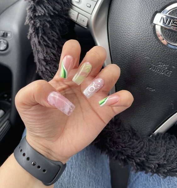 Uñas acrílicas transparentes, largas y cuadradas con diseño de uñas de mármol verde y blanco y arte de uñas con el signo de Tauro