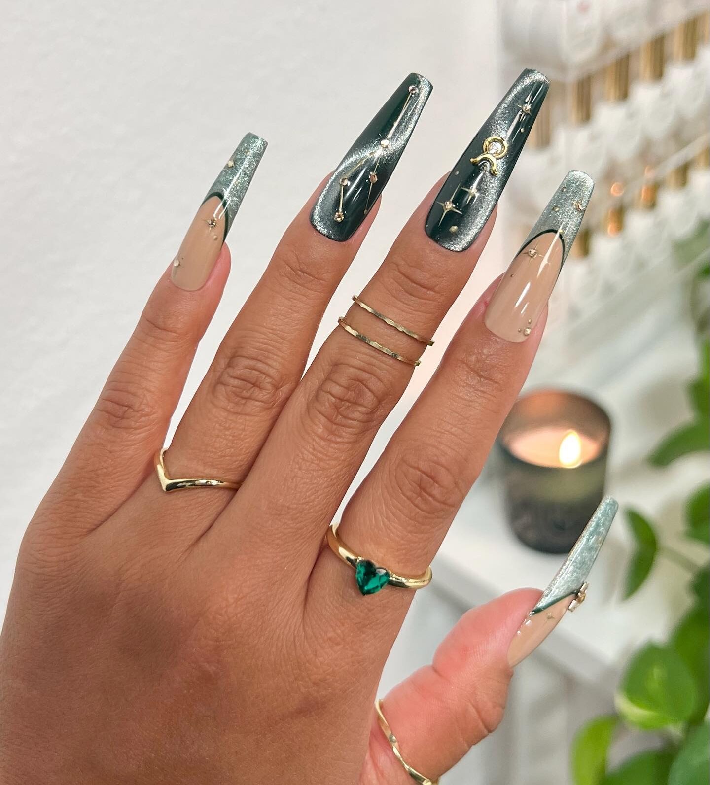 Esmalte de uñas negro metalizado con signo de Tauro dorado y elementos celestiales arte de uñas en uñas acrílicas largas con forma de ataúd