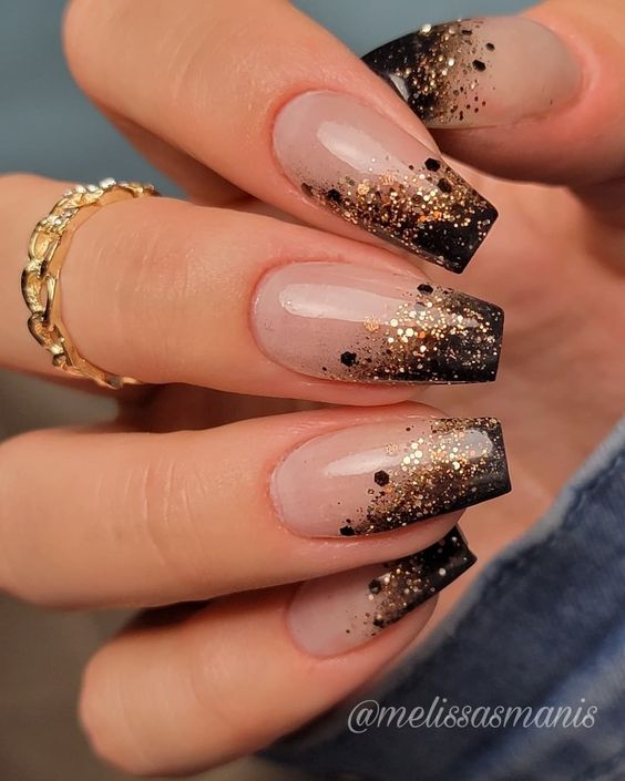 Uñas brillantes en forma de ataúd transparente con brillos dorados y negros estilo sombrío