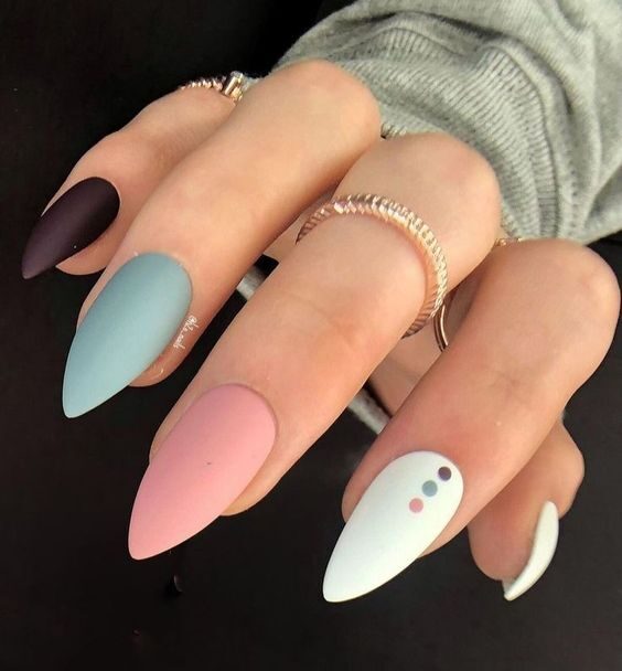 Esmalte de uñas de colores pastel con acabado mate en uñas stiletto medianas