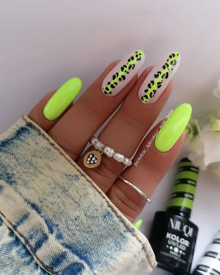 Uñas con estampado animal y amarillo neón