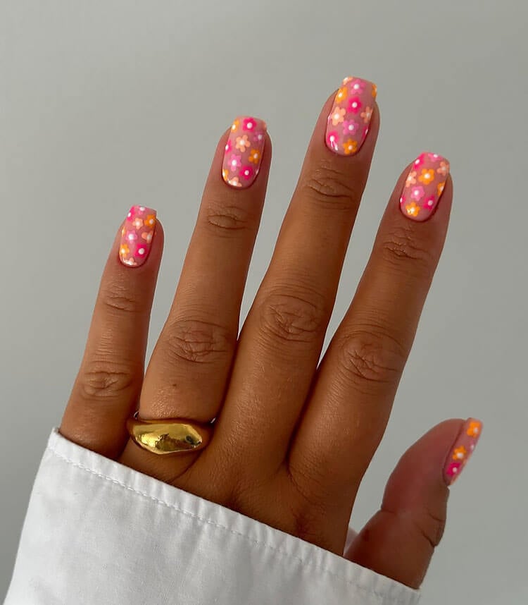 Uñas de margarita naranja y rosa