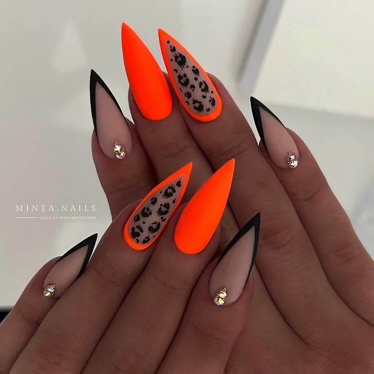 Uñas con estampado animal de color naranja neón y negro