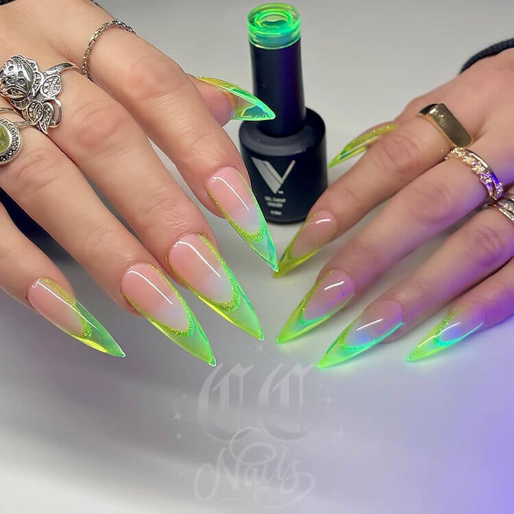 Uñas verdes brillantes